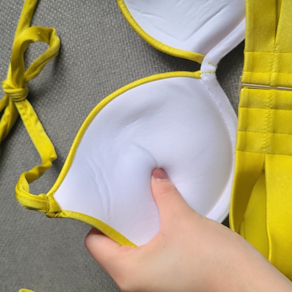 Victoria's Secret Yellow Bikini - Picture 5 of 11